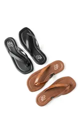 Sandalias tipo ojotas de ecocuero, color negro y marrón con textura simil piel de cocodrilo.