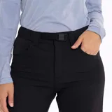Pantalón de trekking negro desmontable, con cintura elástica, cinturón interno ajustable, bolsillos con cierre y elástico en los tobillos.