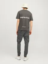 Pantalón cargo gris oscuro, corte slim fit, con puños elastizados, tiro medio, cierre con cremallera y múltiples bolsillos.