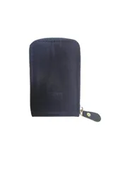 Billetera pequeña de tela color azul marino con cierre de cremallera y tirador de cuero.