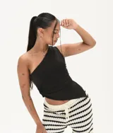 Top negro de manga única (un solo hombro), ajustado al cuerpo, con detalle fruncido en el lateral inferior.