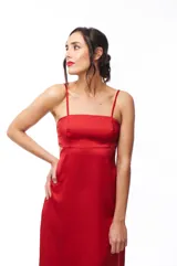 Vestido midi rojo de satén con escote cuadrado y breteles finos.