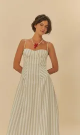 Vestido largo con rayas verticales en tonos beige y blanco, tirantes finos ajustables y escote cuadrado. Corte en A con movimiento fluido.