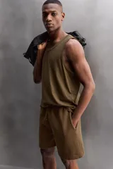 Musculosa negra de algodón, corte recto, cuello redondo y sisa amplia.