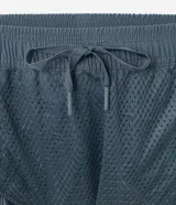 Bermuda deportiva masculina color gris, confeccionada en poliéster y elastano. Posee cintura elástica, cordón interno ajustable y estampa localizada refletiva.