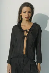 Blusa marrón con textura rayada, de mangas largas y escote en V con lazo ajustable.