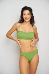 Top de bikini con escote corazón y estampado floral en tonos rosa, naranja, amarillo y blanco. Tiene breteles finos regulables y contorno inferior en color celeste.