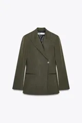 Blazer de Zara Woman Collection color verde musgo, de corte recto, con cuello solapa y manga larga. Tiene bolsillos de vivo en el delantero y cierre frontal cruzado con un botón.