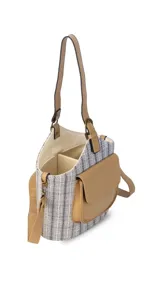 Matero con forma de balde, confeccionado en material símil cuero beige con estampado de rayas verticales en verde militar. Posee bolsillo frontal, asa de mano y correa larga desmontable.