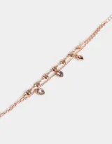 Pulsera de eslabones bañada en oro rosa, con doble cadena y dijes colgantes de corazones lisos y corazones con strass.