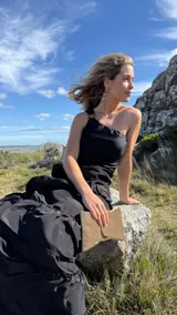 Body negro de un hombro con aplique dorado en el bretel.