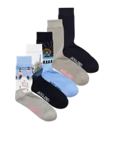 Pack de cinco pares de medias de algodón, poliéster y elastano. Incluye un par gris claro, un par azul claro con diseño de teleférico, un par blanco con diseño de montañas nevadas, un par azul marino con diseño de noria y estrellas, y un par azul marino liso con logo de la marca.