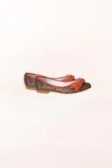 Ballerinas con estampado animal print y lazo de tul colorado con lunares dorados.