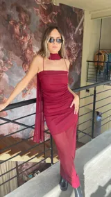 Vestido largo color magenta de microtul elastizado, con escote recto, frunces y forro corto. Incluye cuello desmontable.