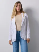Blazer blanco de lino y rayón, marca Zac & Rachel. Tiene cuello con solapa, abertura central con botón, bolsillos delanteros y corte clásico.