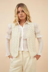 Chaleco marrón con delanteras en punto abanico crochet. Prenda de lana fina sin teñir.