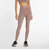 Calza deportiva color marrón topo, de tiro alto, con cintura elástica con logo New Balance.