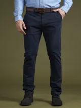 Pantalón de vestir azul marino, de corte slim fit, con bolsillos laterales y traseros.