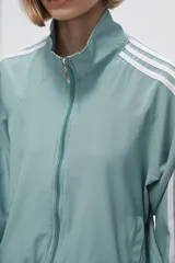 Campera deportiva verde con cierre frontal, cuello alto y tres rayas blancas en las mangas.