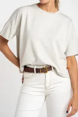 Remera gris jaspeado de corte oversize y mangas cortas.