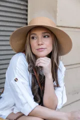 Conjunto blanco de camisa de manga larga con botones y shorts.