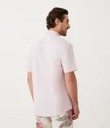 Camisa celeste de manga corta, corte comfort, con cuello abotonado y cierre frontal con botones.
