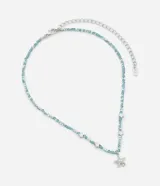 Collar corto con cuentas de cristal celeste y colgantes de estrellas plateadas.