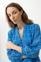 Vestido corto blanco de broderie con cuello mao y mangas 3/4.