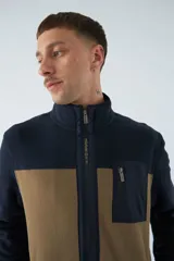 Campera polar para hombre con cuello alto, bolsillos con cierre y logo estampado.