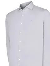Camisa de manga larga celeste claro con cuello italiano y logo bordado en el pecho.