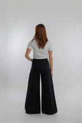 Pantalón wide leg negro de denim 100% uruguayo, confeccionado con un tejido premium de 98% algodón y 2% elastano.