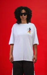 Remera blanca de manga corta con cuello redondo y calce oversize. Estampado de Mickey Mouse en el pecho.