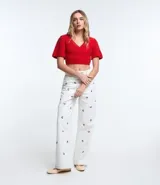 Blusa cropped de punto color verde, con escote cruzado en V y mangas cortas.