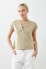 Remera color beige melange de corte clásico, con escote en V y mangas cortas con dobladillo.