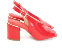 Zapato de charol rojo con punta cuadrada, escote en el empeine, tira trasera con hebilla y taco cuadrado.