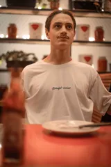 Remera blanca de algodón con estampado en la espalda de una persona en una bañera y la frase "It's all about mindset".