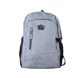 Mochila gris con diseño estampado y múltiples compartimentos.