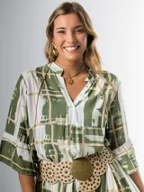 Vestido midi de corte amplio con estampado abstracto en tonos azules, blancos y beige. Tiene cuello en V, mangas 3/4 con volados y corte escalonado en la falda.