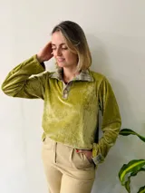 Buzo verde pistacho de plush, con cuello tipo camisa en paño estampado y botones de madera. Corte holgado y mangas largas.