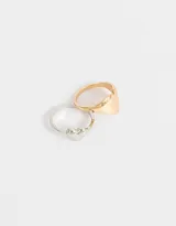 Set de dos anillos finos, uno dorado y otro plateado, con forma de corazón.