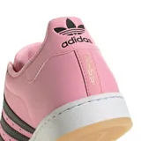 Zapatillas Adidas Superstar edición especial Messi, color rosa con las tres tiras laterales en negro y detalles en blanco en la puntera y la suela.