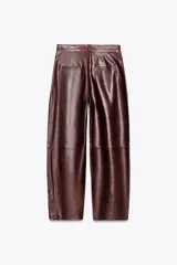 Pantalón de cuero color marrón chocolate, de tiro alto, corte ancho y largo cropped.