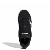 Championes Adidas Grand Court Alpha de cuero sintético negro con las tres tiras laterales blancas y suela blanca con base marrón.