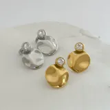 Aros de acero quirúrgico hipoalergénico plateado con forma circular irregular y circonia engarzada.