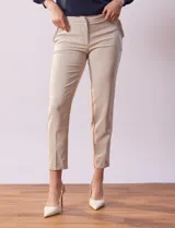Pantalón de vestir color beige, marca Zac & Rachel, de corte recto y largo al tobillo.