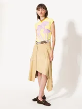 Musculosa amarilla con estampado de hongos en tonos lila y detalle de paisaje en la parte inferior.