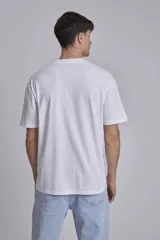 Remera verde oscuro de corte holgado y mangas cortas.