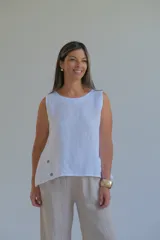 Musculosa blanca de lino con cuello redondo y botones decorativos en el lateral.