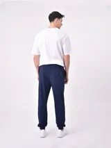 Pantalón de jogging negro con cintura elástica y cordón ajustable. Corte holgado con puños elásticos en los tobillos.