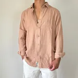Camisa color salmón de lino, corte oversize, con cuello clásico y mangas largas con puños abotonados.